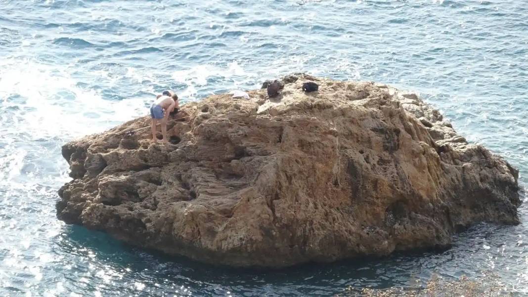 Antalya’da Kasım Sürprizi: 27 Derecede Sahiller Dolup Taştı! 3